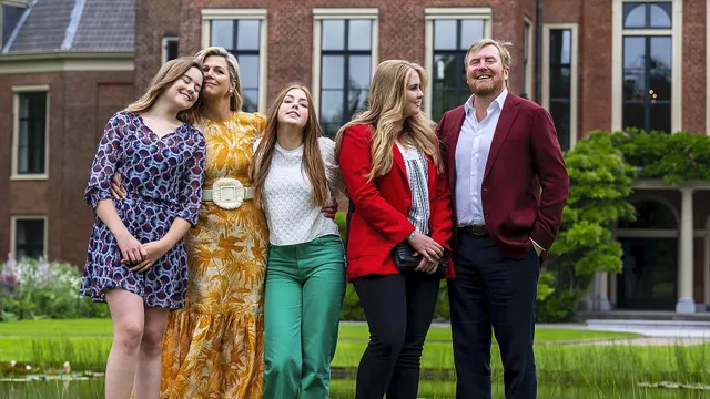 DEN HAAG - Koning Willem-Alexander, koningin Maxima, prinses Amalia, prinses Alexia en prinses Ariane tijdens de zomerfotosessie bij Paleis Huis ten Bosch. ANP ROYAL IMAGES FRANK VAN BEEK.