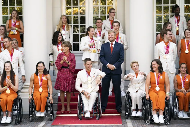 DEN HAAG - Koning Willem-Alexander en prinses Margriet ontvangen de Nederlandse medaillewinnaars van de Paralympische Zomerspelen 2020 in Tokio op Paleis Noordeinde. Met 25 gouden medailles, 17 zilveren en 17 bronzen eindigde Nederland op de vijfde plaats in het medailleklassement. ANP ROYAL IMAGES JEROEN JUMELET.