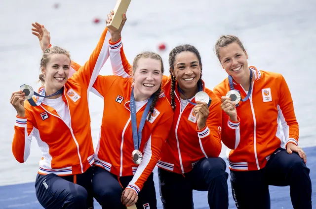 De Nederlandse dubbelvier wint de zilveren medaille op de Olympische Spelen in Parijs.