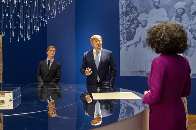 AMSTERDAM - Koning Willem-Alexander tijdens de opening van de tentoonstelling Slavernij in het Rijksmuseum. Wegens het coronavirus wordt de tentoonstelling vooralsnog de eerste weken speciaal opengesteld voor scholen van het voortgezet onderwijs uit de regio. ANP ROYAL IMAGES EVERT ELZINGA.