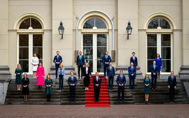 De bordesfoto van kabinet-Rutte IV.