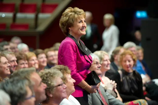Als afsluiting neemt Margriet tussen het publiek plaats zodat er vanaf het podium een foto gemaakt kan worden.