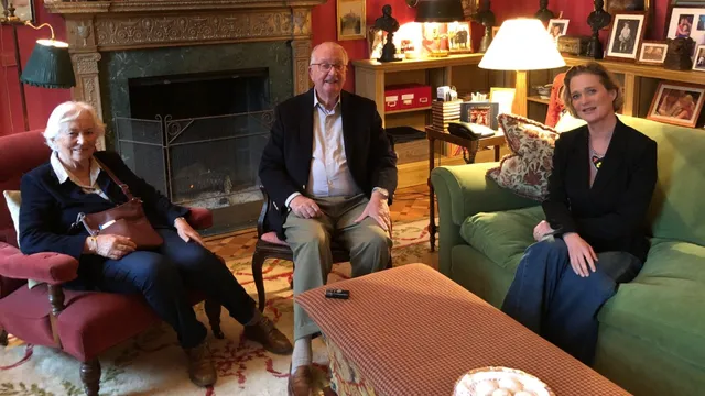 Koningin Paola, koning Albert en prinses Delphine tijdens hun eerste ontmoeting in 2020.