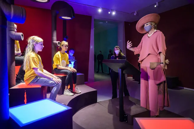GRONINGEN - Koningin Maxima tijdens de opening van de Kinderbiennale in het Groninger Museum. De interactieve kunsttentoonstelling is door kinderen samengesteld. ANP ROYAL IMAGES KEES VAN DE VEEN.