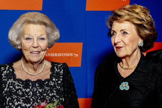 AMSTERDAM - Prinses Beatrix en prinses Margriet poseren tijdens de 22ste editie van het Nederlands Balletgala van Stichting Dansersfonds ‘79. Het in 1979 door Alexandra Radius en Han Ebbelaar opgerichte fonds viert dit jaar zijn veertigjarig jubileum. ANP ROYAL IMAGES ROBIN UTRECHT.