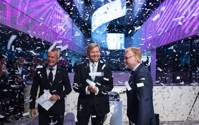 Koning Willem-Alexander verricht de feestelijke openingshandeling.