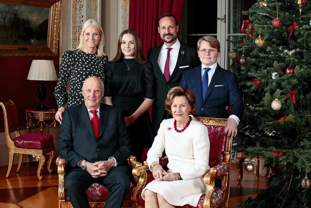 De Noorse koning Harald en koningin Sonja, kroonprins Haakon en zijn vrouw Mette-Marit met hun kinderen Ingrid Alexandra en Sverre Magnus.