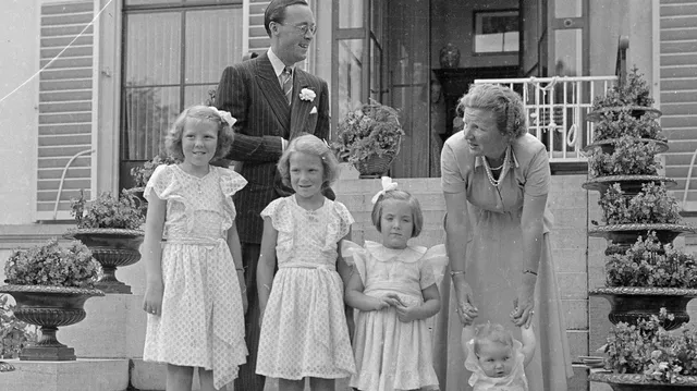 Koningin Juliana en prins Bernhard met hun dochters: Beatrix, Irene, Margriet en Christina.