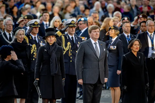 AMSTERDAM - Koning Willem-Alexander en koningin Maxima leggen een krans bij het Nationale Monument op de Dam tijdens de nationale dodenherdenking. ANP ROYAL IMAGES ROBIN UTRECHT.