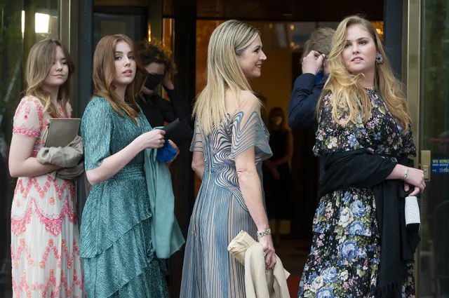 AMSTERDAM - Koningin Maxima komt samen met haar gezin aan bij Koninklijk Theater Carre. Zij zijn daar voor de opnamen van de tv-uitzending Koningin Maxima een leven vol muziek ter gelegenheid van haar 50e verjaardag. ANP POOL ROYAL IMAGES EVERT ELZINGA.