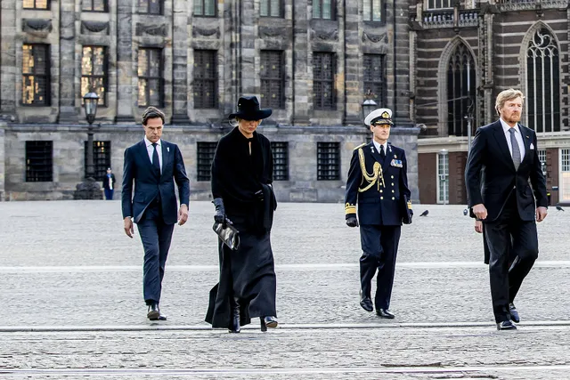 AMSTERDAM - Koning Willem-Alexander en Koningin Maxima tijdens de Nationale Dodenherdenking op de Dam, 4 Mei 2020. Vanwege de corona crisis vind de ceremonie dit jaar plaats op een lege dam zonder publiek. Foto BSR AGENCY Patrick van Katwijk.