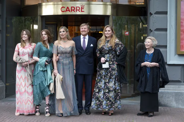 AMSTERDAM - Koningin Maxima komt samen met haar gezin aan bij Koninklijk Theater Carre. Zij zijn daar voor de opnamen van de tv-uitzending Koningin Maxima een leven vol muziek ter gelegenheid van haar 50e verjaardag. ANP POOL ROYAL IMAGES EVERT ELZINGA.