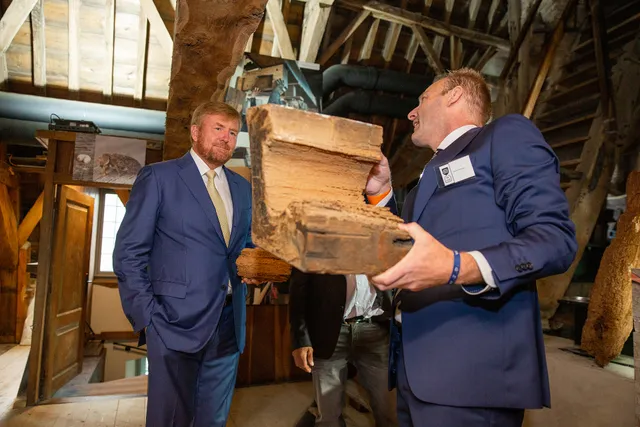 BOLSWARD - Koning Willem-Alexander tijdens de opening van het Cultuur Historisch Centrum De Tiid. Het centrum is gevestigd in het voormalig stadhuis van Bolsward. ANP ROYAL IMAGES POOL WESLEY DE WIT.