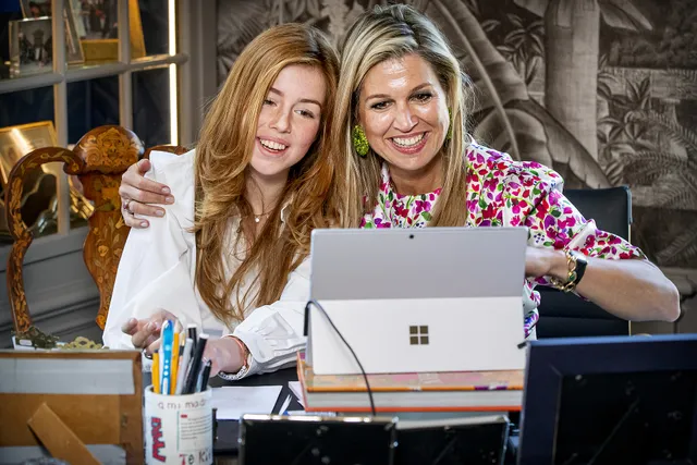 Dit moeder-dochter moment kun je je vast nog wel herinneren: Koningsdag 2020 in Paleis Huis ten Bosch.