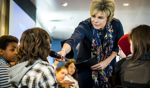 DEN HAAG - Prinses Laurentien praat met kinderen en ervaringsdeskundigen tijdens de lancering van de Alliantie Kinderarmoede. Publieke private en maatschappelijke partijen slaan de handen ineen om kinderarmoede in Nederland tegen te gaan. ANP ROYAL IMAGES LEX VAN LIESHOUT.