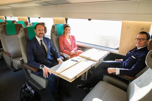 2022: Kroonprins Haakon stapt op de trein met kroonprinses Victoria en prins Daniel van Zweden.