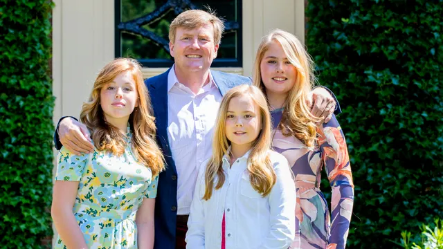 2018: Bij de jaarlijkse fotosessie poseert Willem-Alexander met zijn drie dochters.