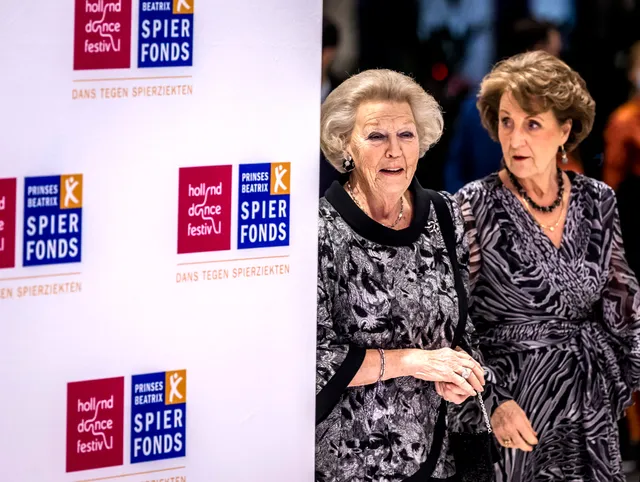 DEN HAAG - Prinses Beatrix en Prinses Margriet arriveren bij theater Amare voor de jubileumvoorstelling van het 50-jarige Introdans. De voorstelling is onderdeel van het Holland Dance en wordt opgedragen aan het Prinses Beatrix Spierfonds, dat vijfenzestig jaar bestaat. ANP ROYAL IMAGES REMKO DE WAAL.