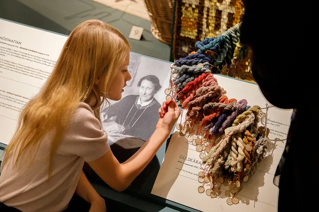 Kronprinsessan Victoria, Prinsessan Estelle och Prins Oscar besökte Märta Måås utställningen i Rikssalen, Kungliga Slottet. September 2020.
Utställningen ”Se på mattorna – det är jag” ses i Rikssalen på Kungliga slottet till och med 4 oktober 2020. Utställningen finns även digital på Kungligaslotten.se.