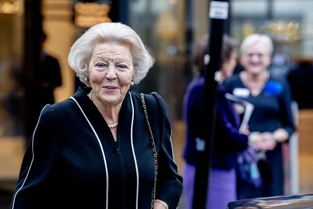 DEN HAAG - Prinses Beatrix vetrekt bij het Nationaal Archief, waar zij de viering van het 40-jarig jubileum van Stichting Werkgroep Herkenning bijwoont. De vrijwilligersorganisatie biedt hulp aan familieleden van personen die in de jaren 1940-1945 aan de zijde van de bezetter stonden. ANP ROYAL IMAGES ROBIN UTRECHT.