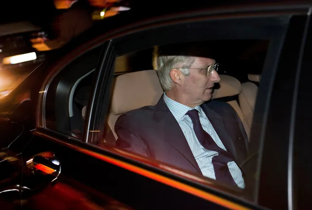 Doden bij vliegtuigongeval Belgie. De Koning verlaat de plek des onheils.