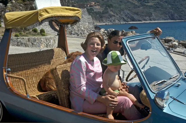 PORTO ERCOLE - Prinses Beatrix, prins Willem-Alexander en prins Claus in een vakantie-daf, bij de villa " de Gelukkige Olifant ", het vakantieverblijf van de Oranjes.
ANP PHOTO ROYAL IMAGES GE VAN DER WERFF.