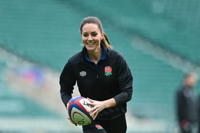 Prinses Catherine speelt een potje rugby mee met het vrouwenteam.