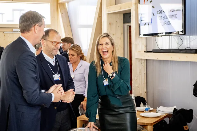 DAVOS - Koningin Maxima en Wiebe Draijer van de Rabobank voorafgaand aan het gesprek met het CEO Partnership for Economic Inclusion tijdens het Wereld Economisch Forum in Davos. Dit informele samenwerkingsverband van tien internationale bedrijven werkt aan projecten die financiële diensten voor hun klanten beter toegankelijk maken en daarnaast ook het marktpotentieel vergroten. ANP ROYAL IMAGES ROBIN UTRECHT.