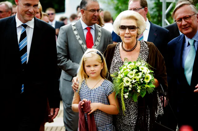 Omdat prinses Beatrix in 2011 net aan haar oog geopereerd was, had haar zonnebril een extra handige functie.
