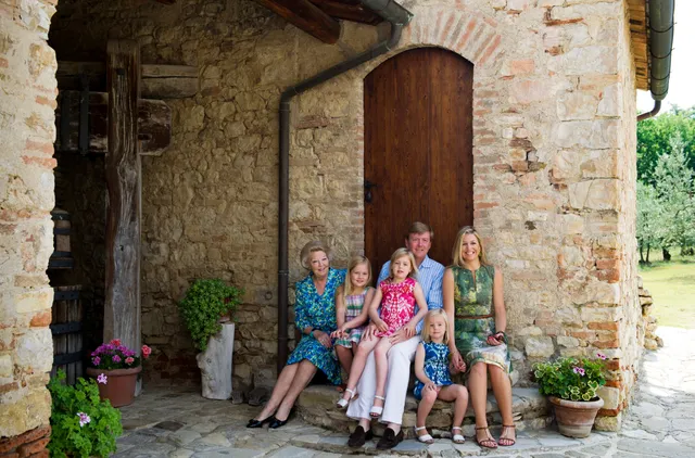 TAVARNELLE - Koningin Beatrix, prins Willem-Alexander en prinses Maxima met de prinsessen Alexia, Amalia en Ariane op de binnenplaats van het vakantiehuis van koning Beatrix in Tavarnelle.