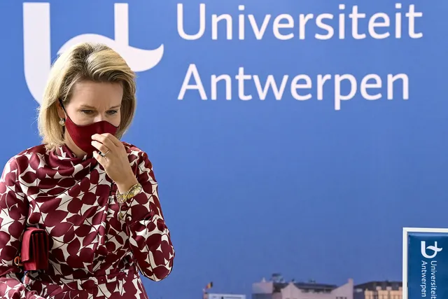 Mathilde bezoekt het Centrum voor de Evaluatie van Vaccins van de Universiteit Antwerpen, waar coronavaccins werden getest.