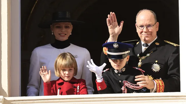 Prins Albert en prinses Charlène zwaaien met hun kinderen prinses Gabrielle en prins Jacques naar het publiek tijdens de nationale feestdag van Monaco in 2022.
