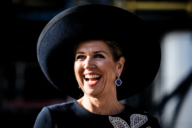 Koningin Máxima draagt een nieuwe donkerblauwe hoed.