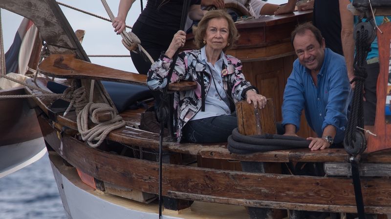 Koningin Sofia vist rommel op uit zee bij Mallorca