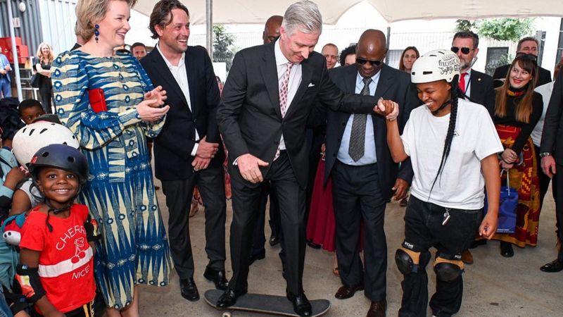 Zien: koning Filip leert skateboarden in Johannesburg