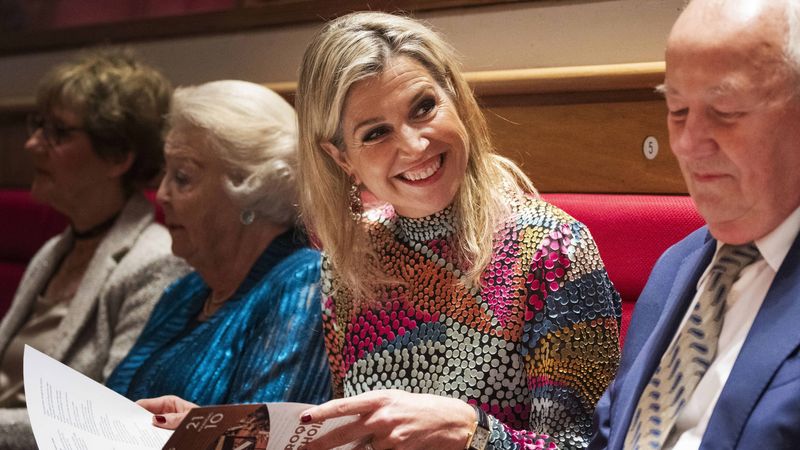 Koningin Máxima neemt prinses Beatrix mee naar feestelijk concert