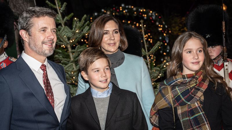 Kijk: Deense royals genieten van avondje kerstballet 'De notenkraker'