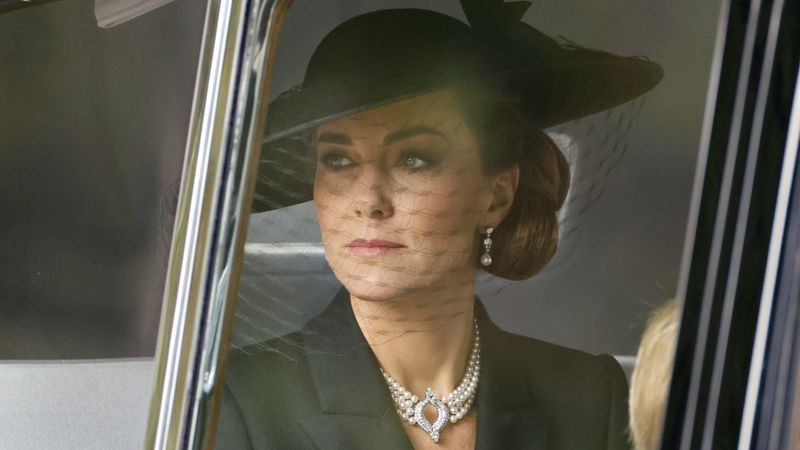 Catherine draagt sieraden van koningin Elizabeth tijdens uitvaart