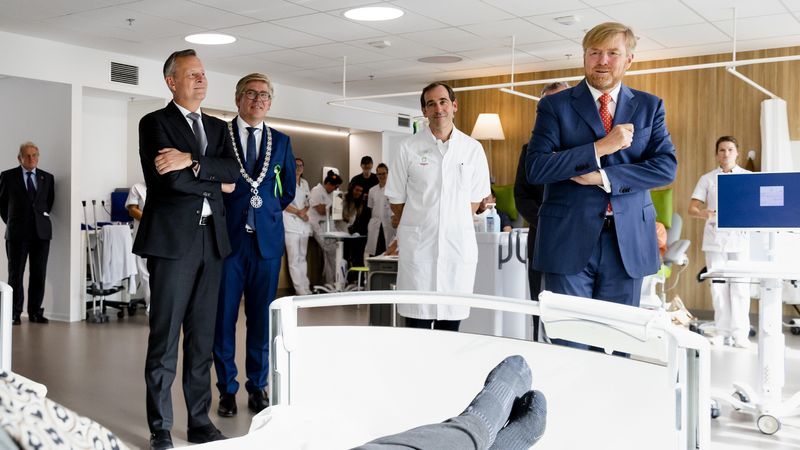 Koning Willem-Alexander aan ziekenhuisbed in Hilversum