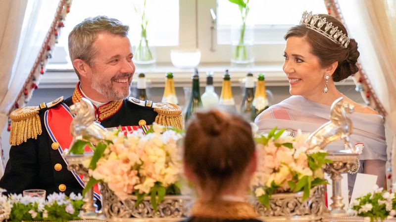 Koning Frederik en koningin Mary stralen tijdens staatsbanket op 20e huwelijksdag