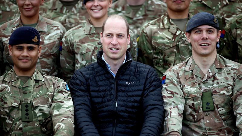 Prins William brengt onaangekondigd bezoek aan troepen in Polen
