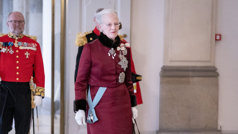 Margrethe gaat op verjaardag weer aan het werk en op balkon te zien