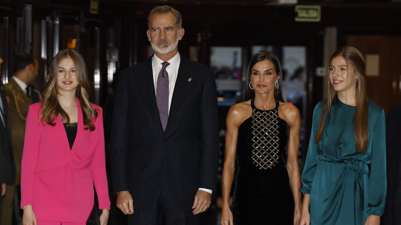 Video: gezinsuitje voor Felipe, Letizia en dochters