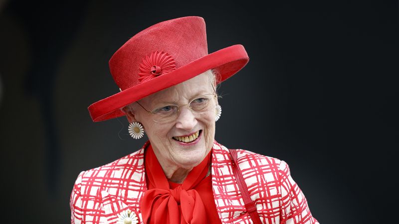 Koningin Margrethe steekt adventskaarsen aan in aanloop naar kerst