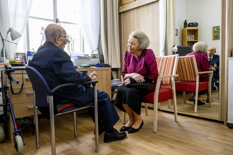 Foto's: prinses Beatrix haalt bezoek aan Bronbeek in