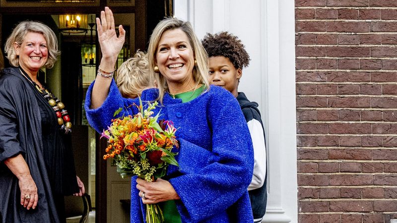 Koningin Máxima maakt opvallende kledingkeuze voor opening Dushi Huis