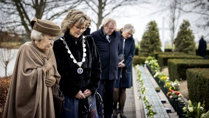 Prinses Beatrix praat in Oude-Tonge met overlevenden Watersnoodramp