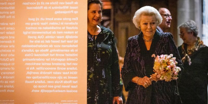 Video: Prinses Beatrix opent tentoonstelling over leven van haar moeder Juliana