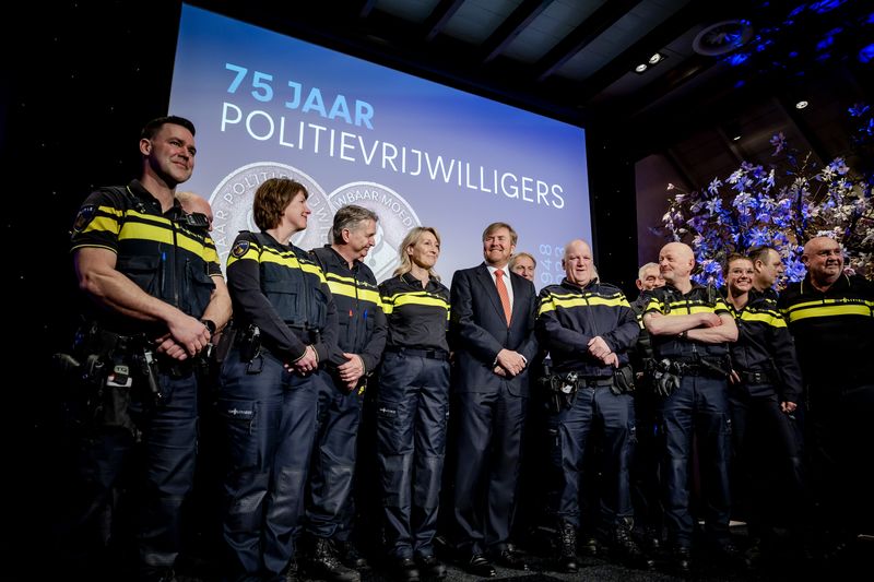 Koning Willem-Alexander zet politievrijwilligers in het zonnetje