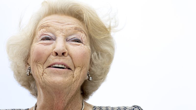 Té schattig! Prinses Beatrix ontvangt nieuwe gasten op landgoed Drakensteyn
